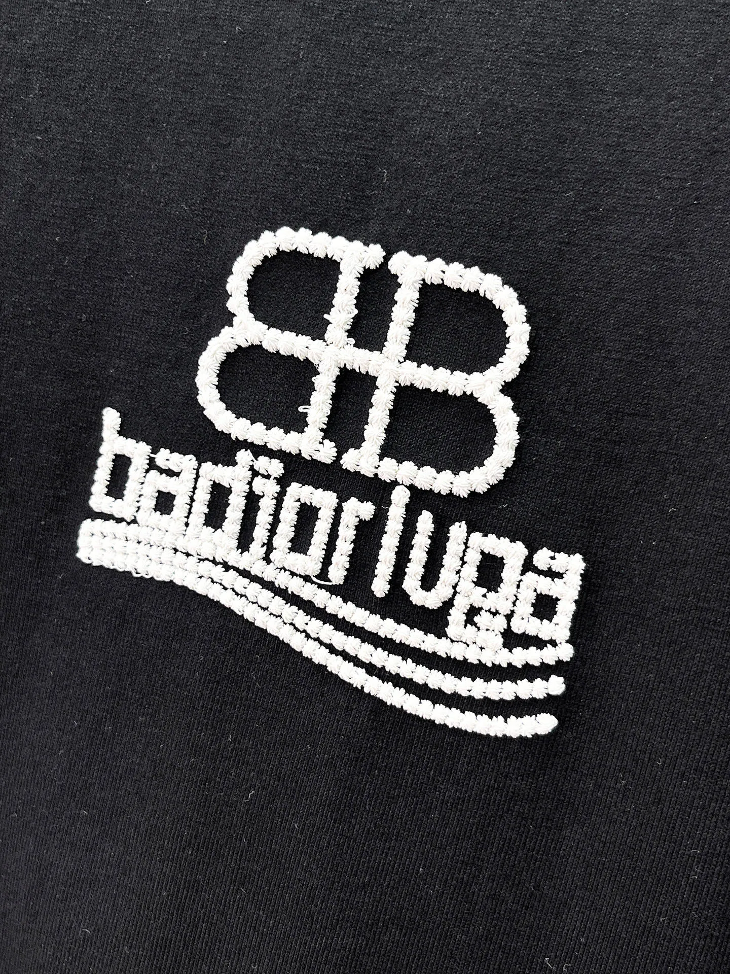 Balenciaga's high-end top-quality products 🐮2026 Spring and Summer New Arrival first counter, the latest New Arrival short-sleeved round neck T-shirt, Premium customized design, avant-garde and fashionable! Brand logo heavy craftsmanship design Premium customized 260g fabric. Soft to the touch. Comfortable to wear. Counter-level exquisite stitching. Fine workmanship. The upper body effect is incomparably handsome! A must-have item for men and women with the same style! Sizes: S~XXL When placing an order, please state your height and weight. The maximum wearing size is 210 pounds (one size larger)